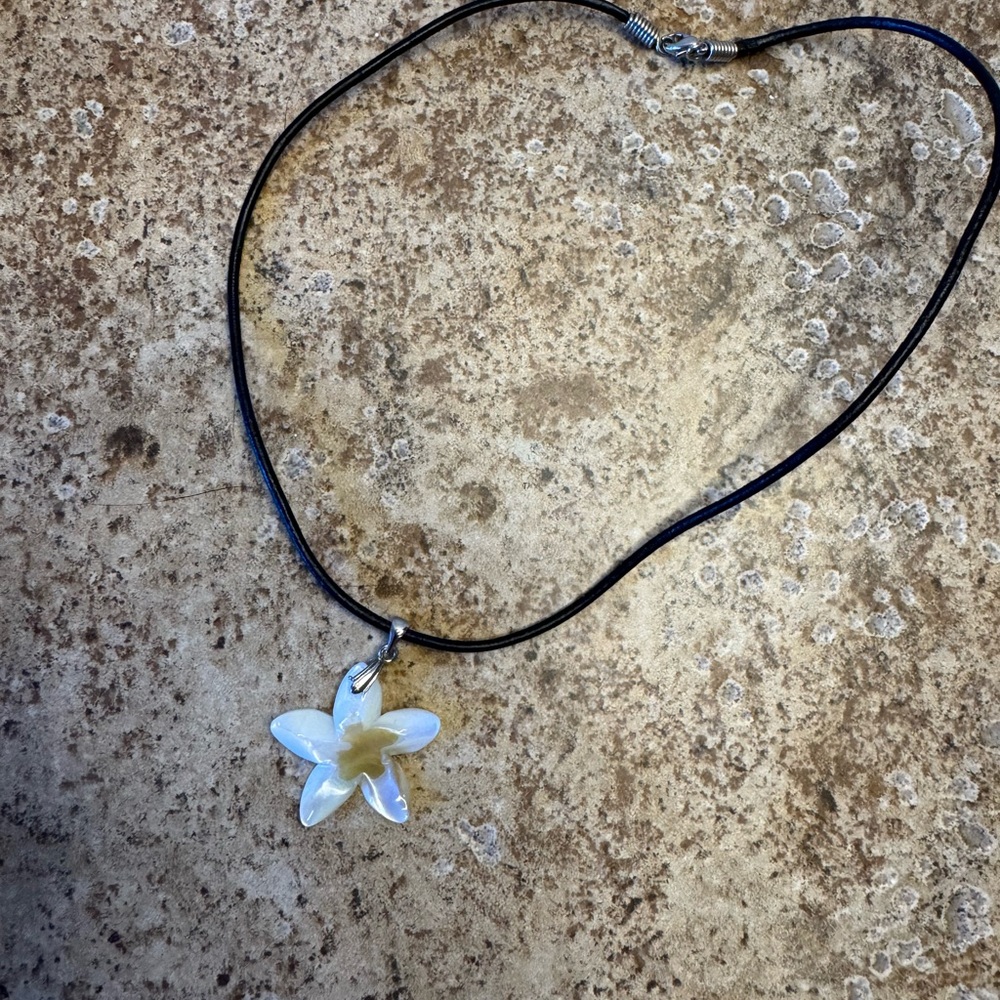 Elegant Floral Pendant Necklace in Gold and White - Picture 3 of 3
